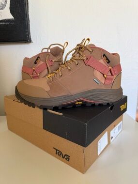 Teva Grandview GTX Sand Dune Hiking Boots